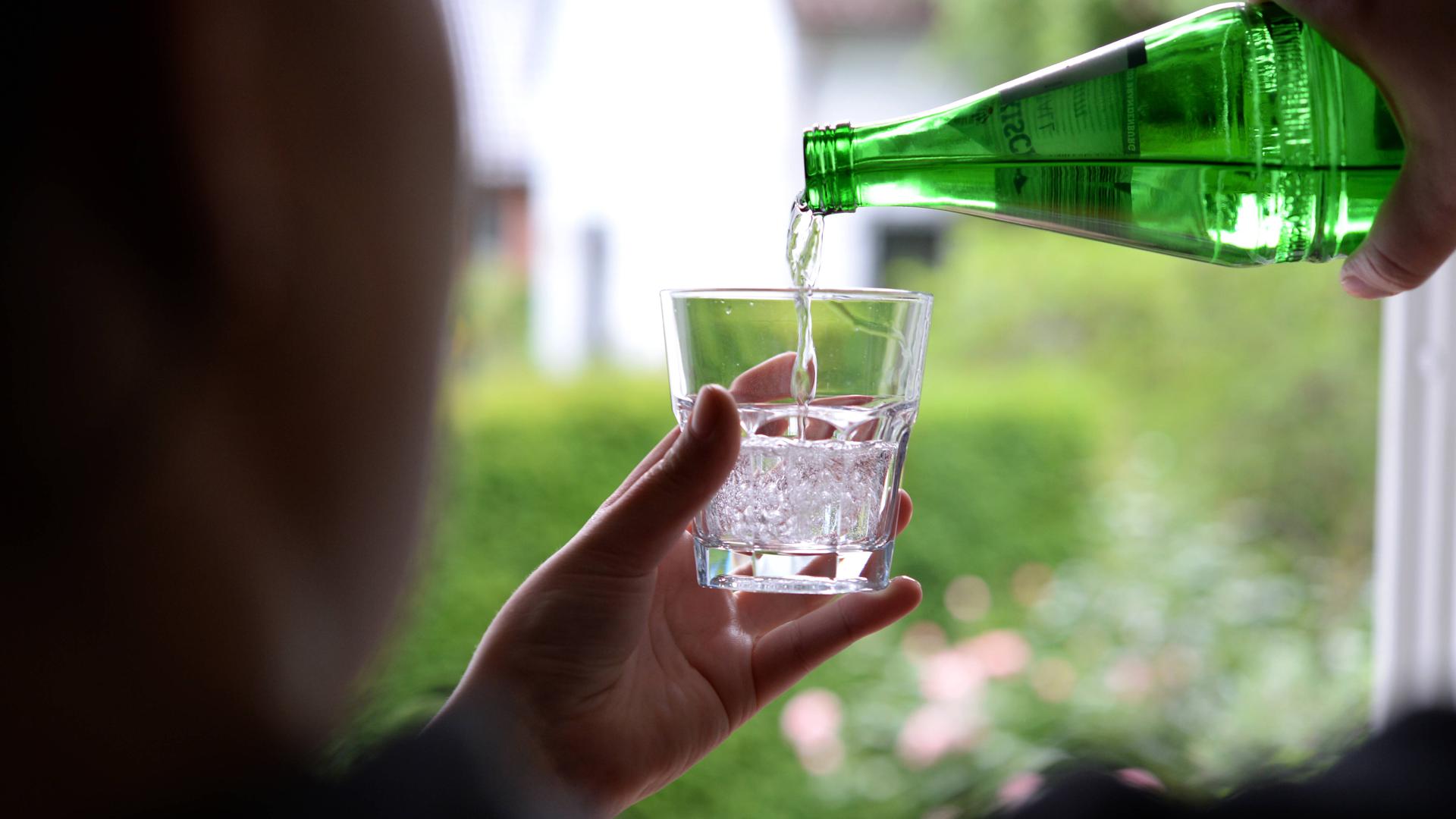 Mineralwasser als Durstlöscher: Das Bundeministerium für Ernährung empfiehlt Erwachsenen im Durchschnitt 1,5 Liter täglich zu trinken. Bei Hitze im Sommer kann sogar noch mehr Flüssigkeit benötigt werden.