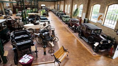 Alte Autos stehen im Automuseum Dr. Carl Benz in Ladenburg 