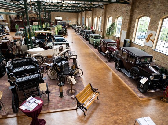 Alte Autos stehen im Automuseum Dr. Carl Benz in Ladenburg 