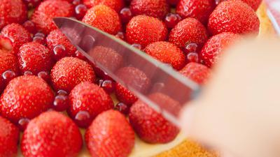erdbeerkuchen,anschneiden,erdbeertorte,kuchen,obstkuchen,anbrechen,aufschneiden,schneiden *** strawberry cake,cutting,strawberry cakes l64-g60