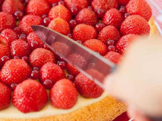 erdbeerkuchen,anschneiden,erdbeertorte,kuchen,obstkuchen,anbrechen,aufschneiden,schneiden *** strawberry cake,cutting,strawberry cakes l64-g60