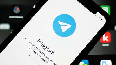 Das Logo des Messenger-Dienstes Telegram auf einem Smartphone.