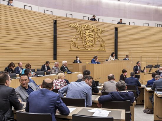 Wird der Landtag in Stuttgart immer größer? Kritiker der Wahlrechtsreform befürchten, dass es künftig bis zu 220 Sitze werden könnten. Das hätte Mehrkosten im dreistelligen Millionen-Euro-Bereich zur Folge.