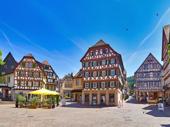 Marktplatz mit Fachwerkhaus in Mosbach, Deutschland im Odenald Mosbach, Germany - June 2021: Old market place with beautiful historic timber-framed houses on sunny day Copyright: xZoonar.com/Firnx zoonar_17384111