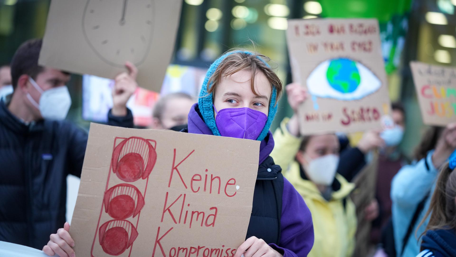 «Fridays for Future»-Aktivisten demonstrieren am Morgen für den Klimaschutz vor dem Tagungsort, wo die Sondierungsgespräche von SPD, FDP und Bündnis 90/Die Grünen zur Bildung einer neuen Bundesregierung nach der Bundestagswahl stattfinden. +++ dpa-Bildfunk +++