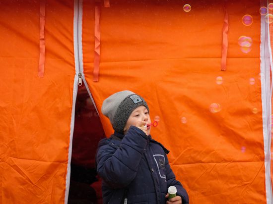 Ein Kind, das vor dem Konflikt in der benachbarten Ukraine geflohen ist, bläst Seifenblasen in einem provisorischen Lager. Nach der russischen Invasion in die Ukraine flüchteten nach Angaben der UN-Migrationsagentur IOM bereits 1,45 Millionen Menschen in die Nachbarländer der Ukraine. +++ dpa-Bildfunk +++