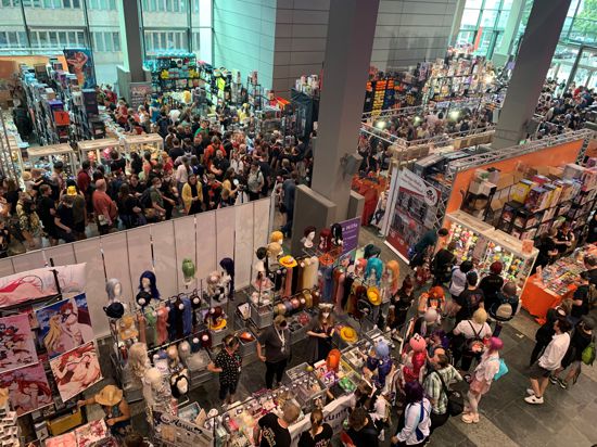 Ein riesiger Markt für Fan-Artikel: Von der knallblauen Perücke bis zur teuren Spielfigur können begeisterte Anhänger der Anime- und Computerspielszene ihr Geld an vielen Verkaufsständen der Messe Animagic in Mannheim loswerden.