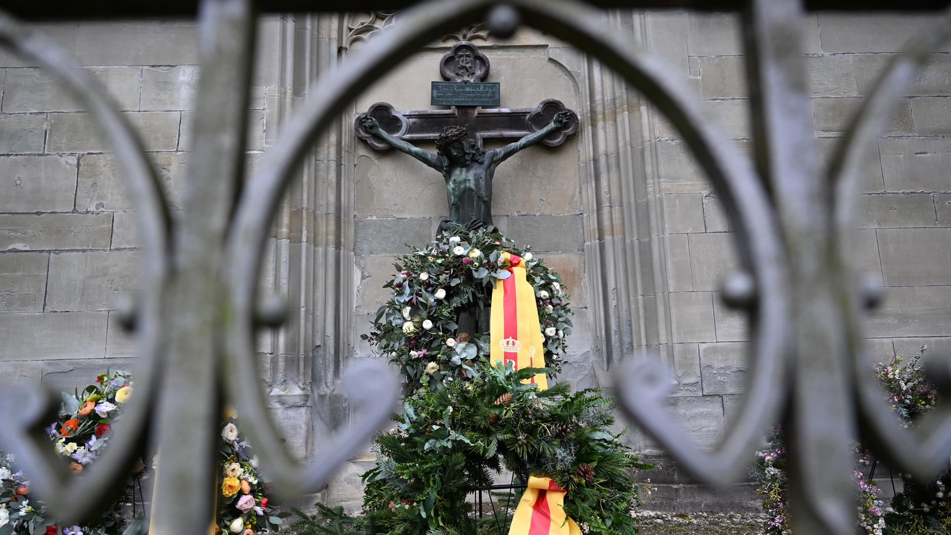Trauerkränze liegen vor Beginn der Trauerfeier für Max Markgraf von Baden vor der Kirche. 
