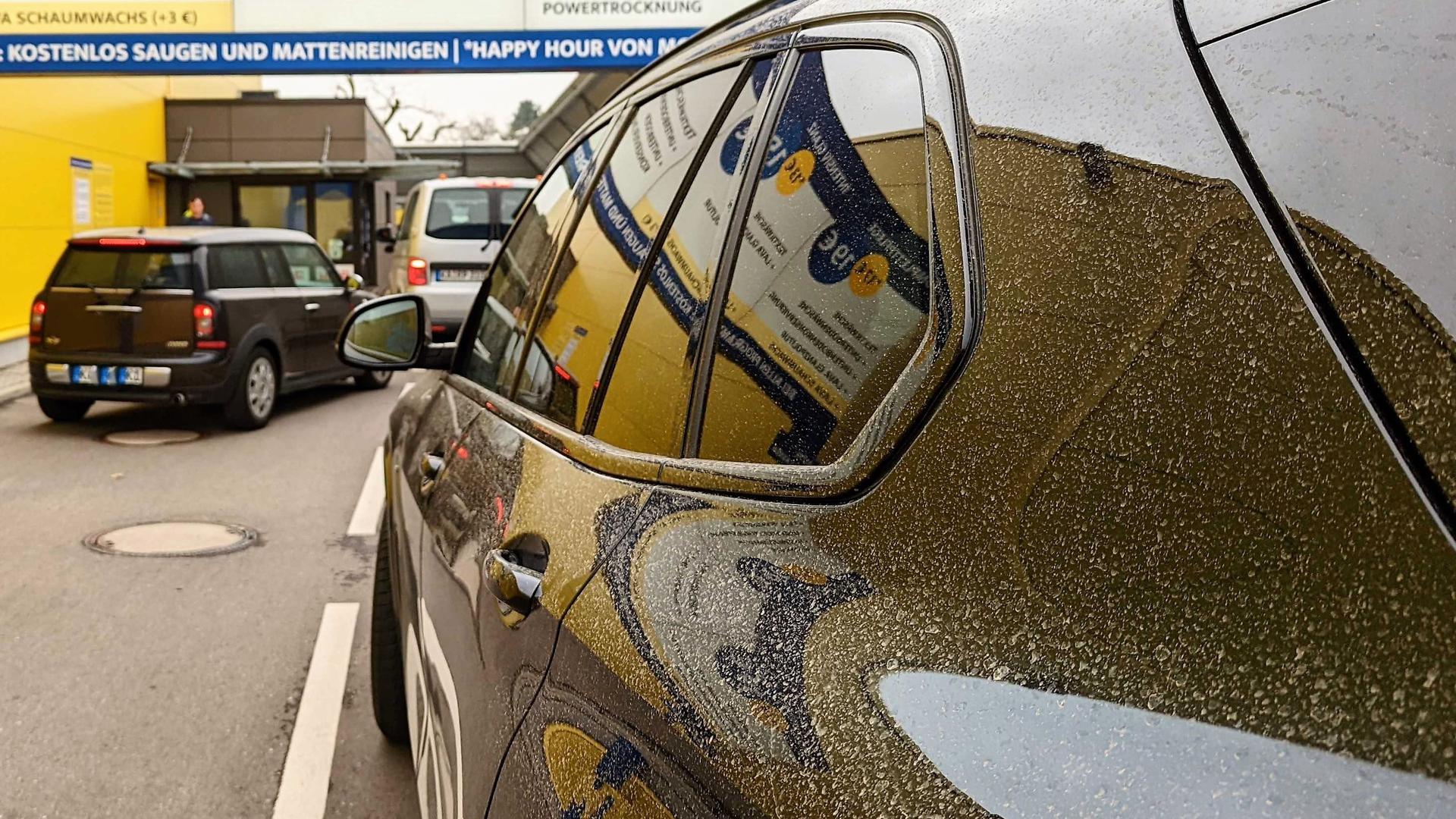 Vom Blutregen-Phänomen beschmutzte Autos stehen Schlange vor einer Autowaschanlage: Vor den Autowaschanlagen im Südwesten – hier ein Waschpark in der Karlsruher Nordstadt – war am Mittwoch Geduld gefragt.