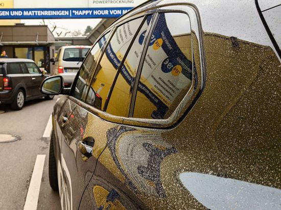 Vom Blutregen-Phänomen beschmutzte Autos stehen Schlange vor einer Autowaschanlage: Vor den Autowaschanlagen im Südwesten – hier ein Waschpark in der Karlsruher Nordstadt – war am Mittwoch Geduld gefragt.