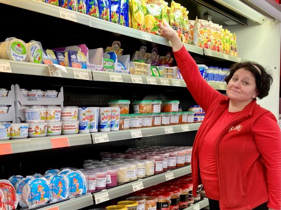 Kein Tag wie jeder andere - oder doch? Galina Benz füllt, wie jeden Tag, auch an diesem außergewöhnlichen Datum die Regale im osteuropäischen Supermarkt in Karlsruhe-Oberreut auf.
