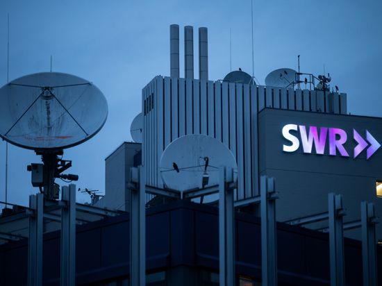 Das Logo des Südwestrundfunks (SWR) leuchtet am frühen Morgen am Funkhaus. Am 5. Februar 2021 findet die Online-Jahrespressekonferenz des Südwestrundfunks statt. +++ dpa-Bildfunk +++