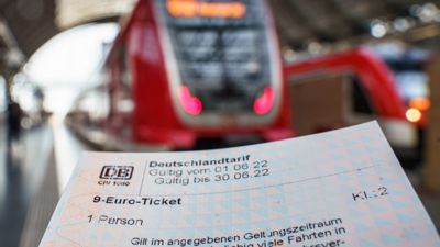 ILLUSTRATION - Ein frisch an einem Automaten der Deutschen Bahn erworbenes 9-Euro-Ticket, aufgenommen im Frankfurter Hauptbahnhof. In Hessen begann flächendeckend der Verkauf der billigen Tickets für den öffentlichen Nahverkehr. Die Monatskarte als Reaktion auf die stark gestiegenen Energiepreise soll es von Juni bis August geben. +++ dpa-Bildfunk +++