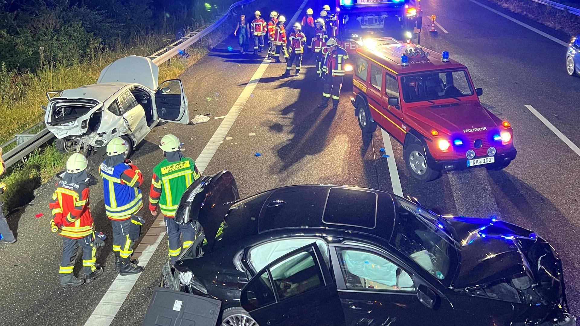Zahlreiche Rettungskräfte sind bei dem Unfall auf der A5 bei Rastatt am späten Dienstagabend im Einsatz. Eine Fahrerin stirbt später im Krankenhaus. 