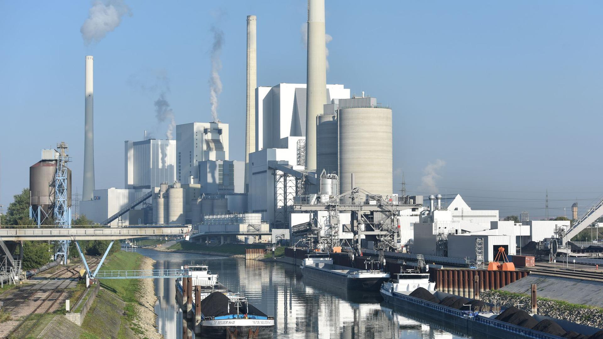 Der Block 9 des Großkraftwerkes Mannheim ist am Rhein vor weiteren Kraftwerksblöcken zu sehen.