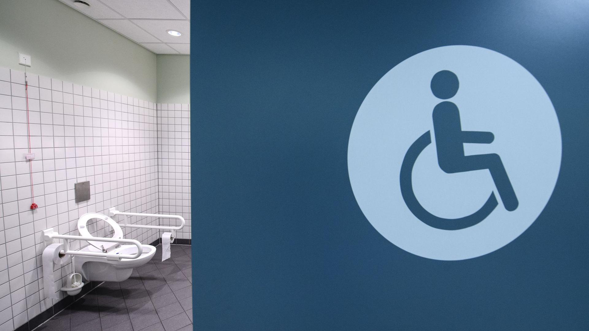 Eine Toilette für Menschen mit Behinderung im Einkaufszentrum Milaneo.