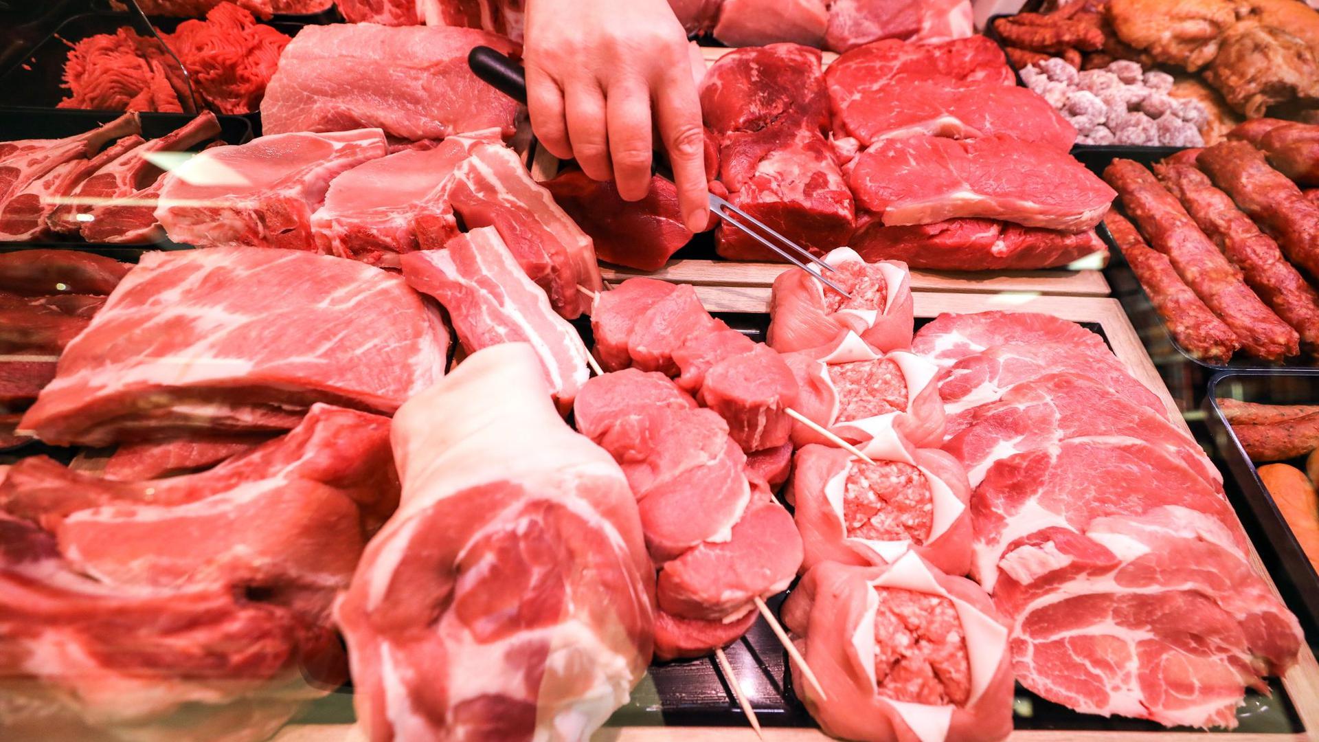 Verschiedene Sorten Schweinefleisch (vorne) und Rindfleisch liegen in einer Fleischtheke.