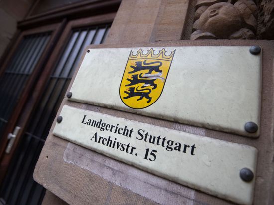 Ein Schild weist an einer Fassade auf das Landgericht Stuttgart hin.