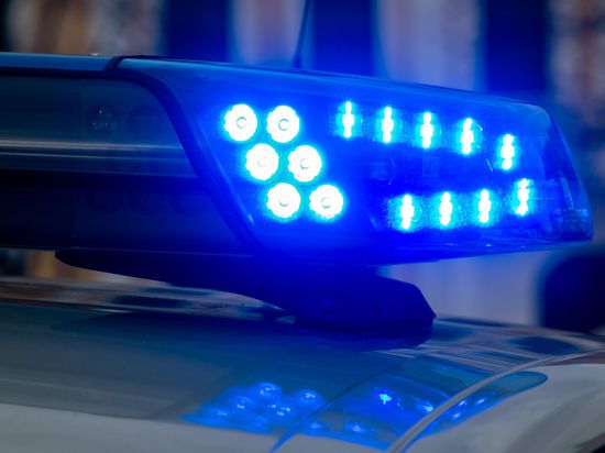 Ein Blaulicht leuchtet auf einem Einsatzwagen der Polizei.