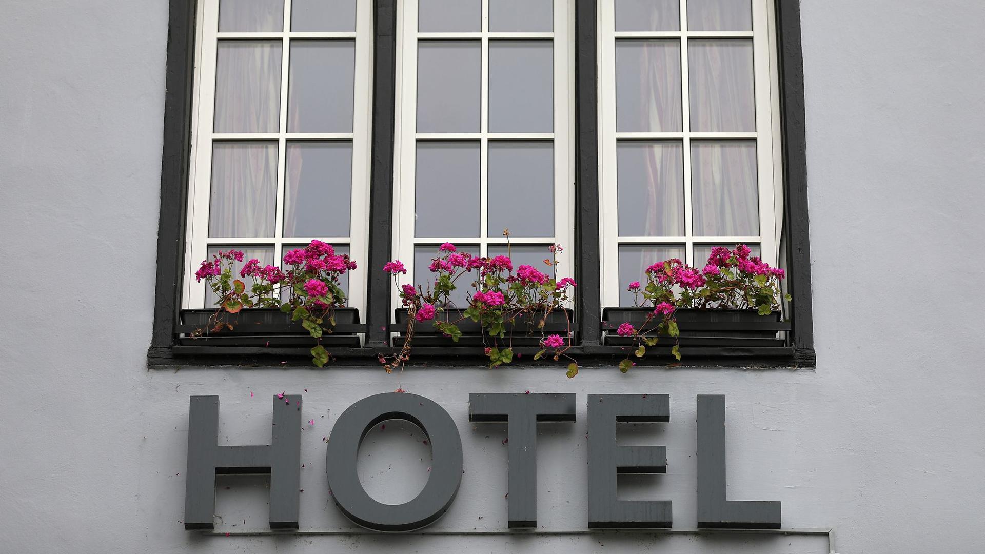 Besorgt über den Rückgang an Buchungen: Besonders an vereinzelten Beherbungsverboten für Gäste aus innerdeutschen Risikogebieten nehmen Hotels und Wirtschaftsverbände Anstoß.