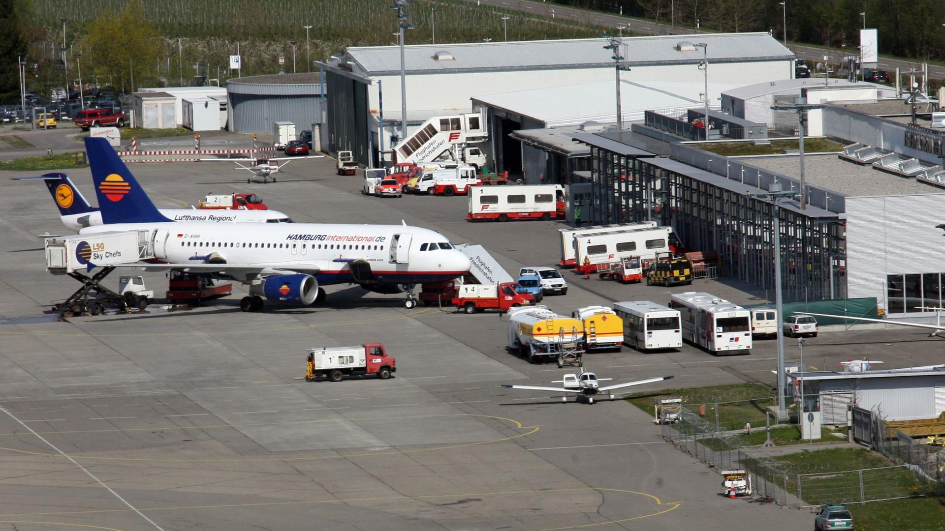 Passagiermaschinen stehe auf dem Vorfeld des Flughafens in Friedrichshafen am Bodensee.