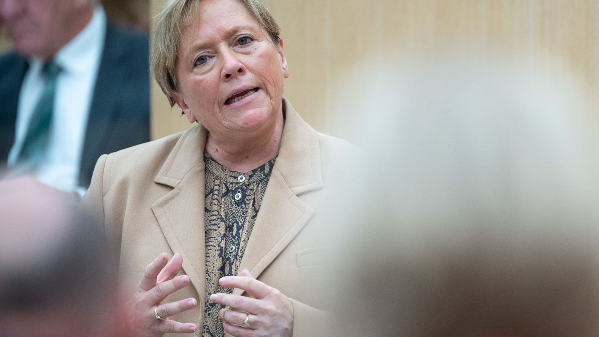 Baden-Württembergs Kultusministerin Susanne Eisenmann (CDU) spricht im Landtag.