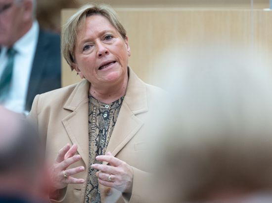 Baden-Württembergs Kultusministerin Susanne Eisenmann (CDU) spricht im Landtag.