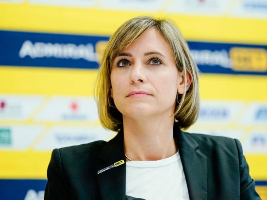 Jennifer Kettemann, Geschäftsführerin der Rhein-Neckar Löwen, schaut in die Runde.