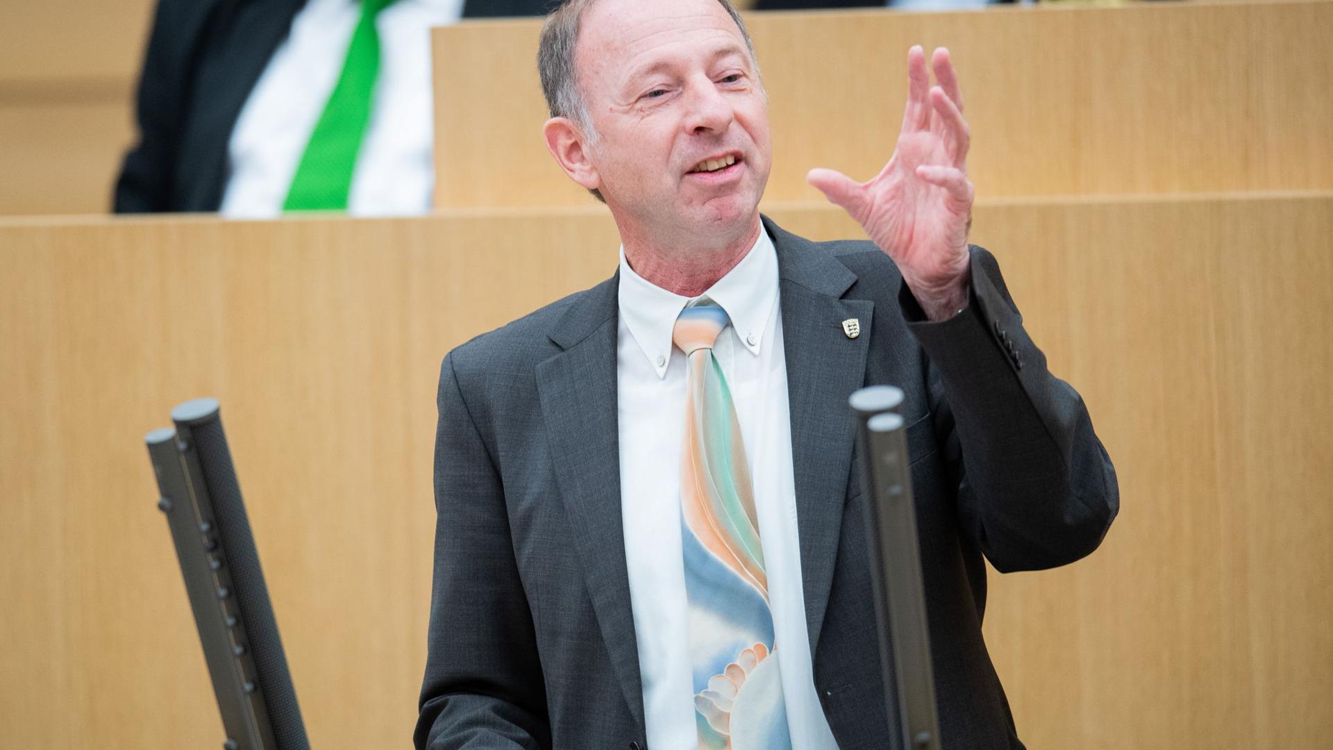 Rainer Balzer (AfD) spricht während einer Sitzung im Landtag von Baden-Württemberg.