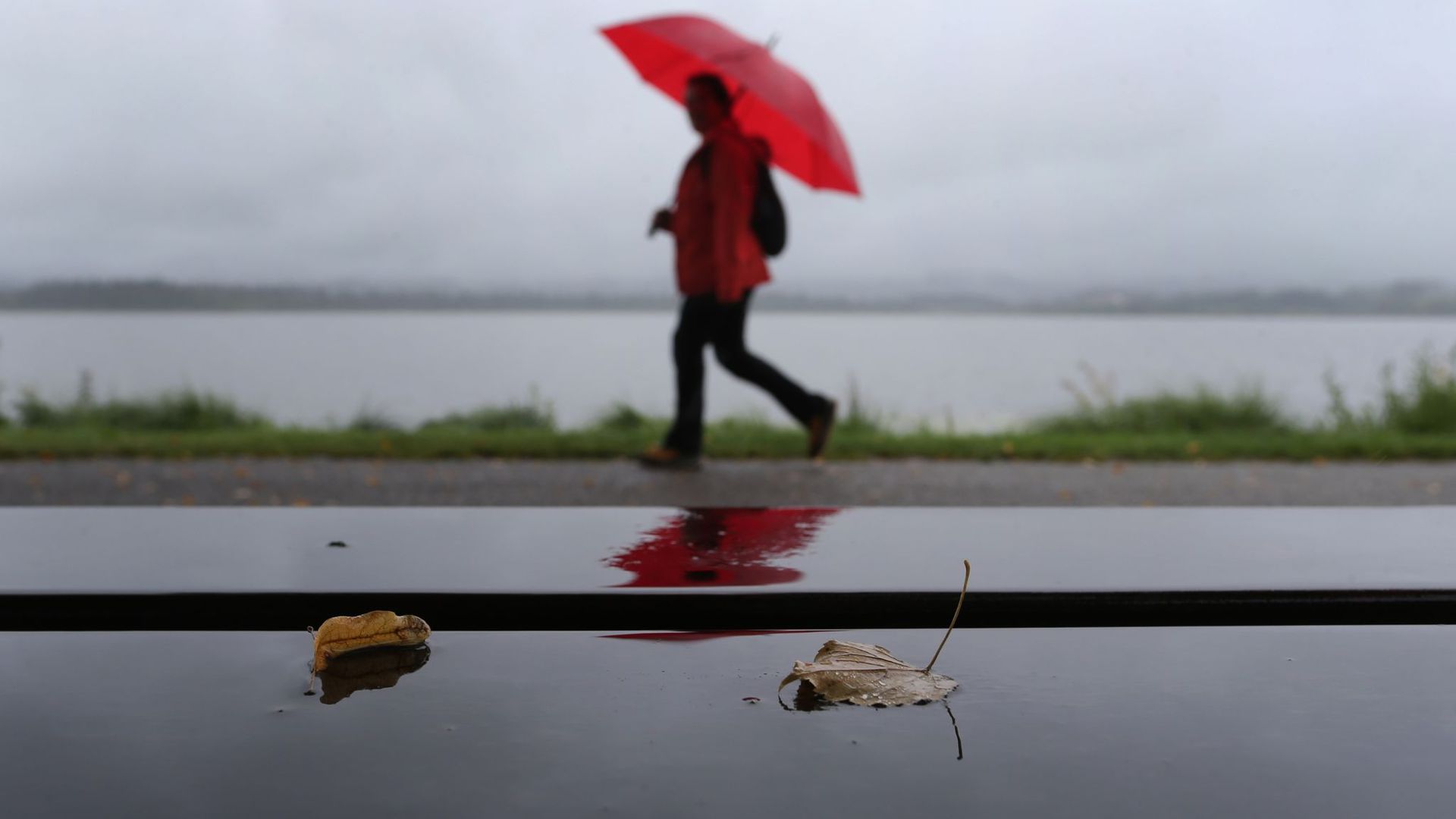 Ein Spaziergänger im Regen.
