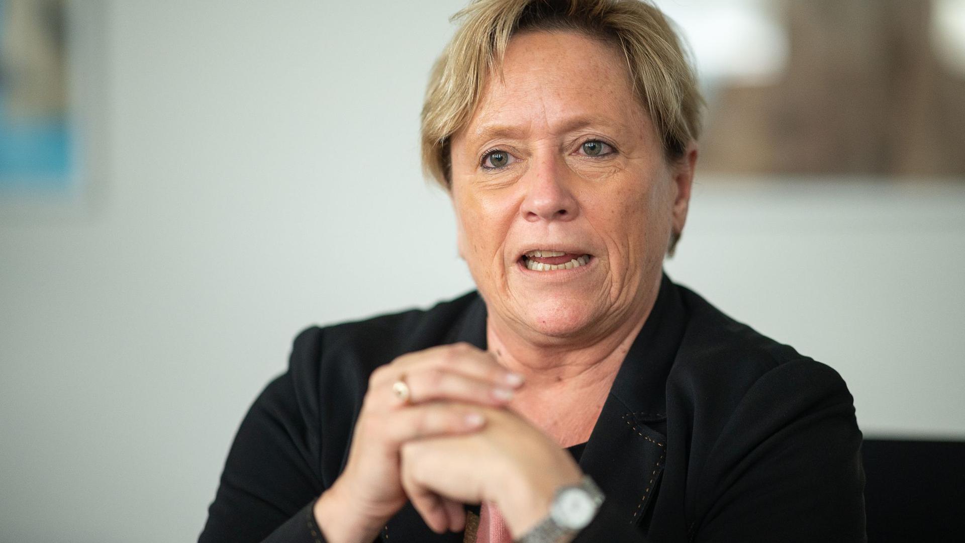 Baden-Württembergs Kultusministerin Susanne Eisenmann (CDU) spricht bei einem Interview.
