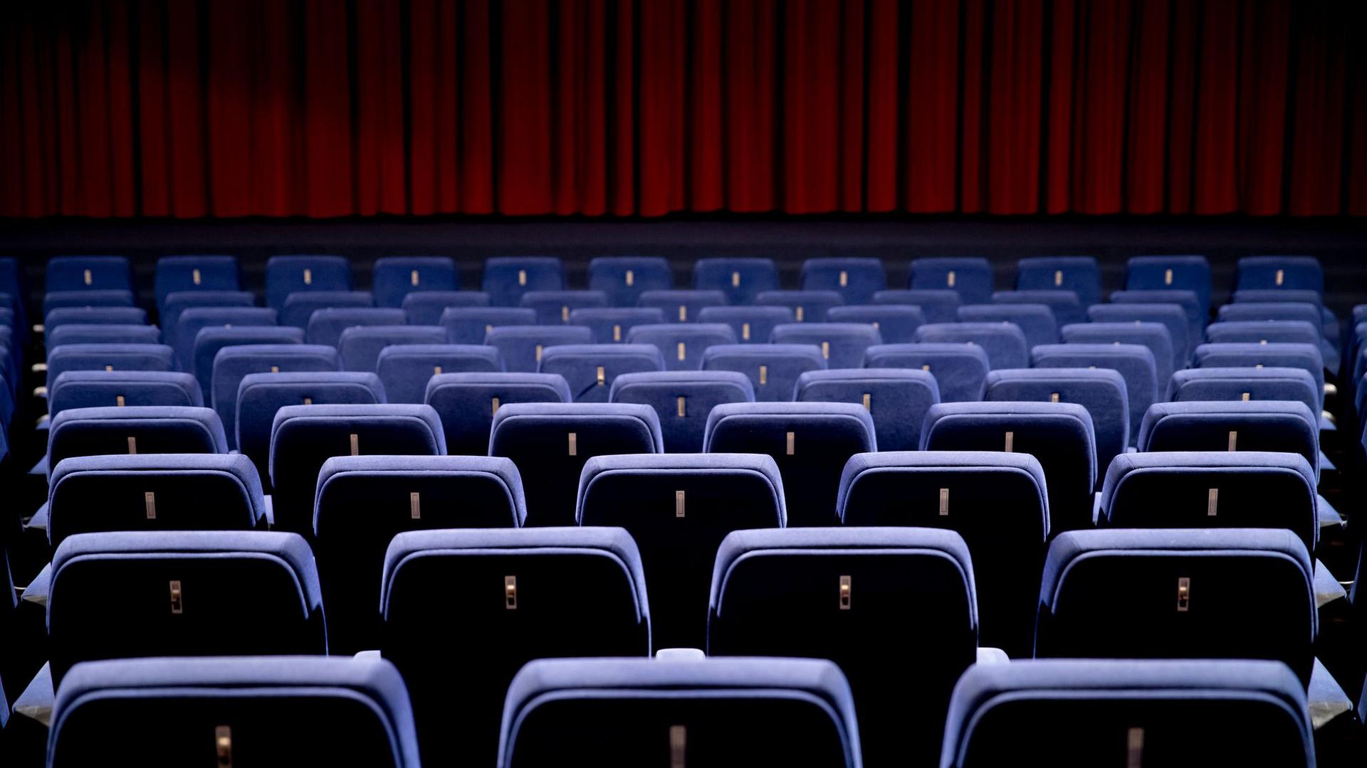 Ein leerer Kinosaal ist zu sehen.