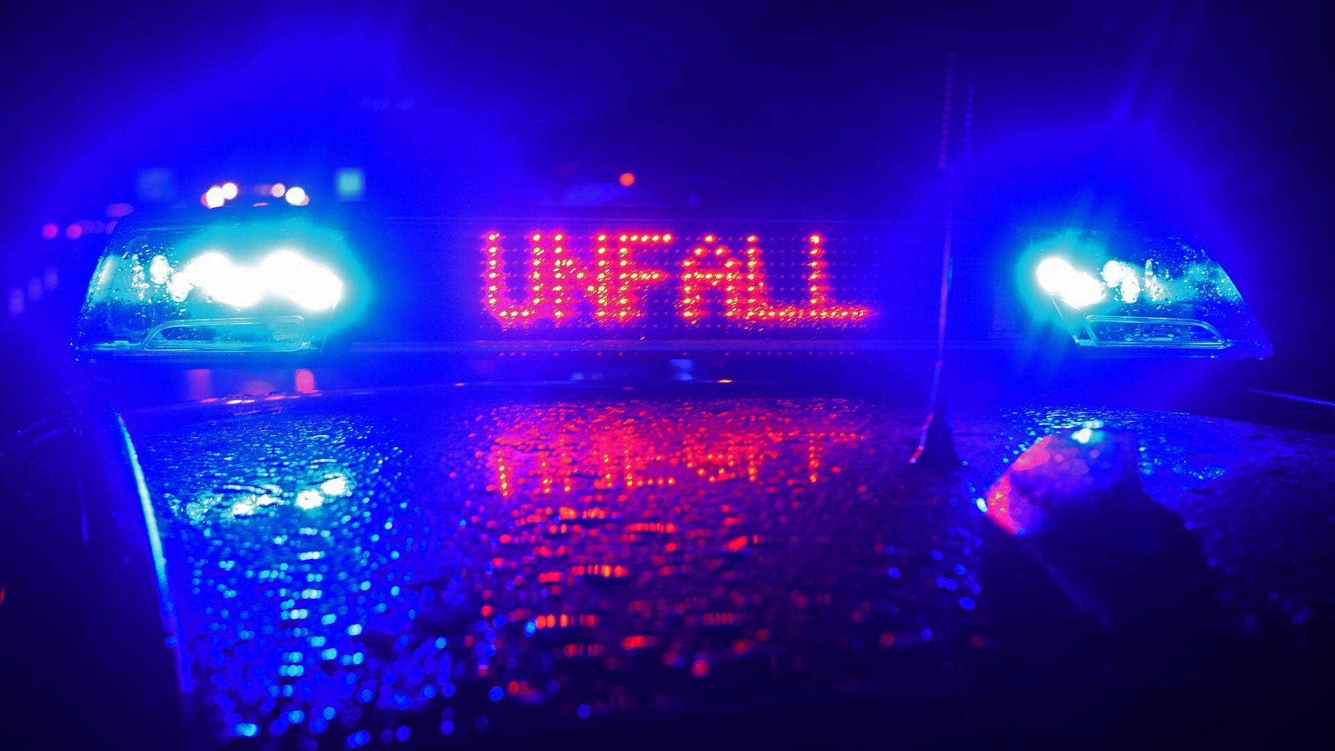 Blaulicht und LED- Schriftzug „Unfall“ auf einem Polizeistreifenwagen.