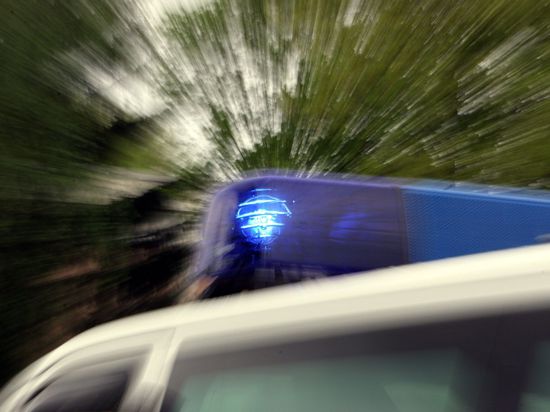 Das Blaulicht eines Polizei-Einsatzfahrzeuges leuchtet.