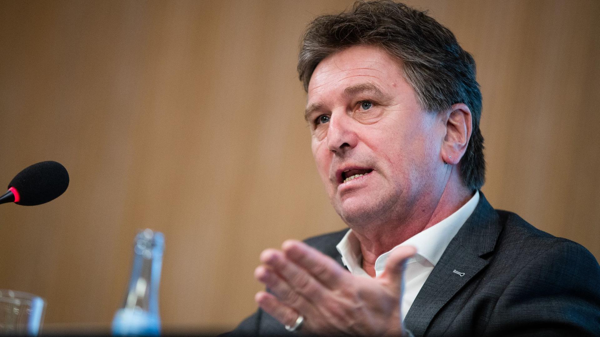 Manfred Lucha (Bündnis 90/Die Grünen), Minister für Soziales und Integration von Baden-Württemberg, spricht.