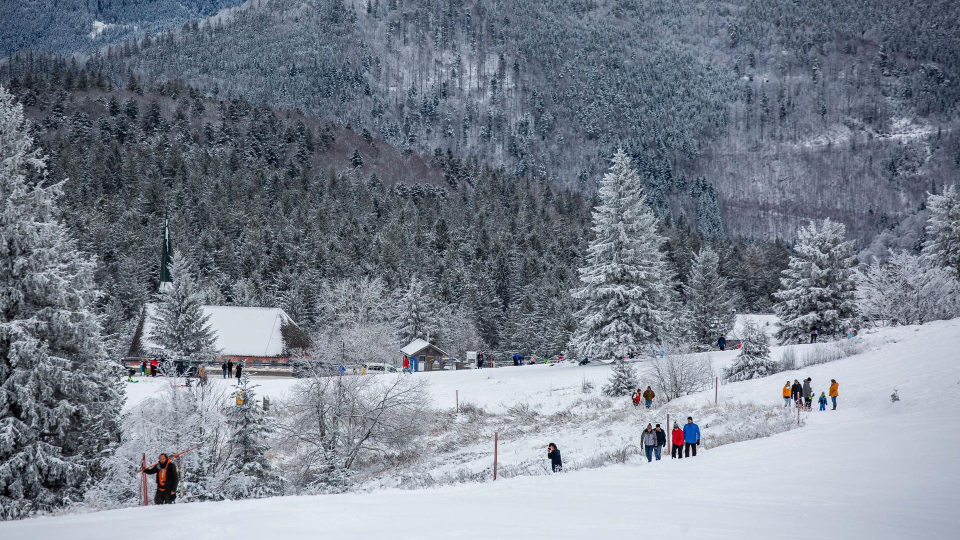 Spaziergänger gehen nahe dem Gipfel des Kandels durch den Schnee.