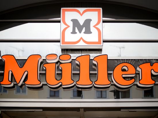 Das Logo der Drogeriemarktkette Müller ist über einer Filiale zu sehen.