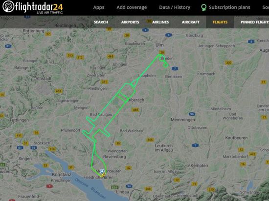 Ein Screenshot von Flightradar24 zeigt die Route eines Piloten in Form einer Spritze.