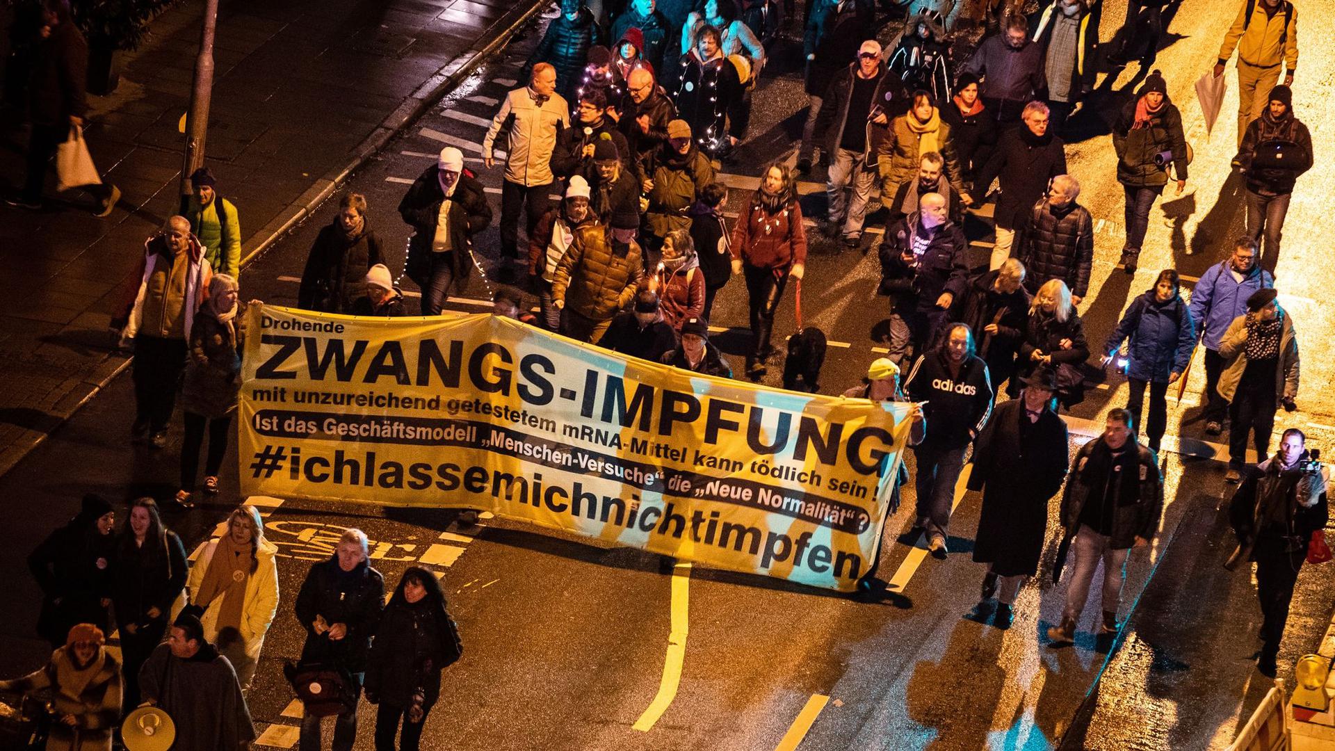 Menschen demonstrieren am Silvesterabend in Stuttgart gegen die Corona-Politik.