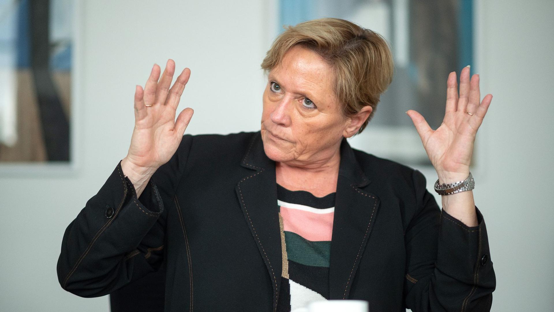 Susanne Eisenmann (CDU) gibt ein Pressestatement.