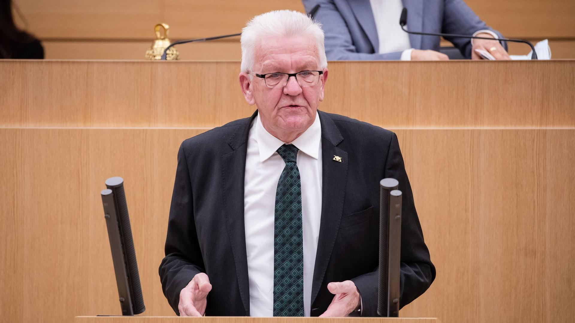 Baden-Württembergs Ministerpräsident Winfried Kretschmann (Grüne) spricht bei einer Landtagssitzung.