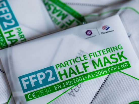 FFP2 Masken mit CE-Zertifizierung liegen verpackt auf einem Tisch.