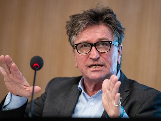 Manfred Lucha (Bündnis 90/Die Grünen), Minister für Gesundheit in Baden-Württemberg, spricht.