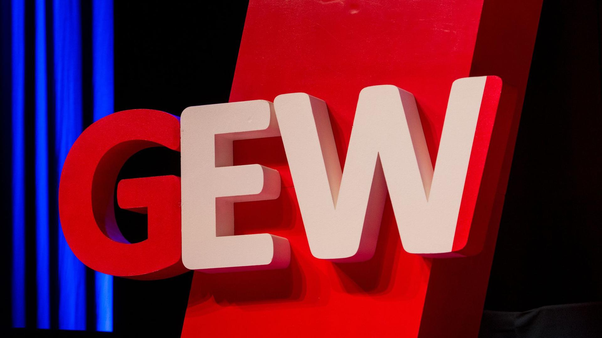 Das Logo der „GEW“ hängt an einer Stele.