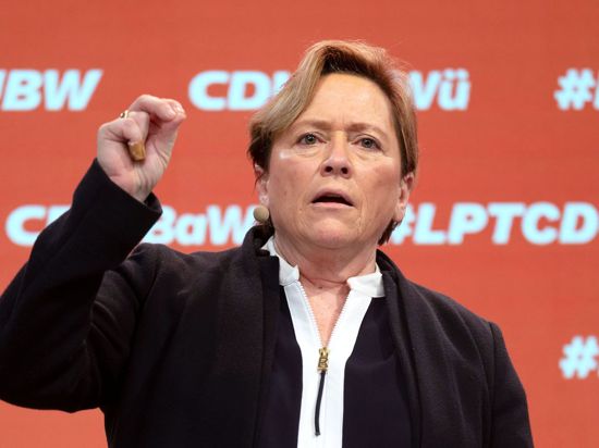 Susanne Eisenmann (CDU) gestikuliert.