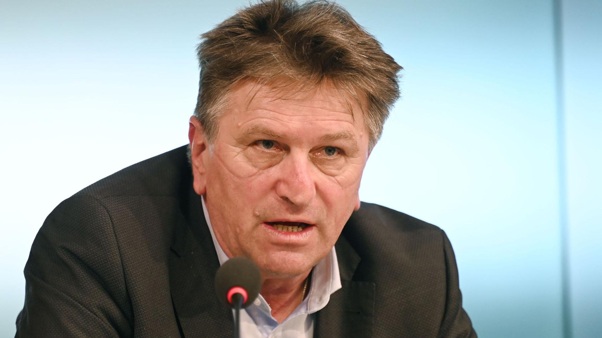 Manfred Lucha (Bündnis 90/Die Grünen), Gesundheitsminister in Baden-Württemberg, spricht.