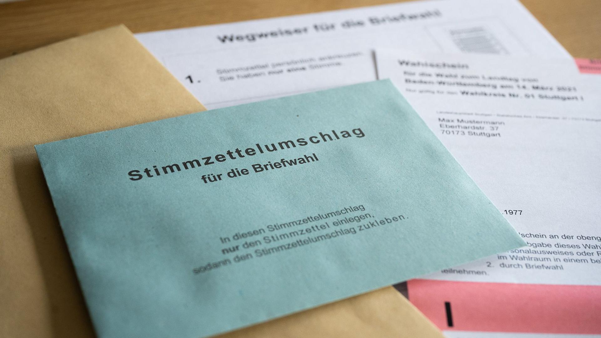 Briefwahlunterlagen liegen im Stuttgarter Rathaus.