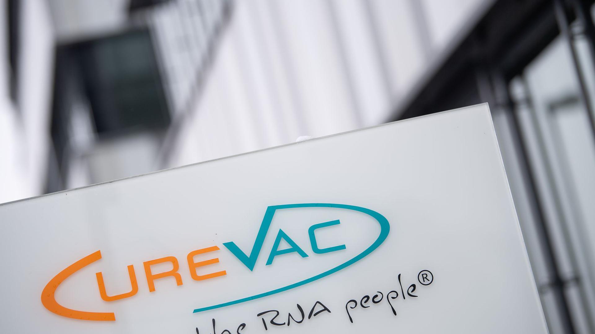 Das Logo von Curevac mit dem Slogan „the RNA people“ steht an der Unternehmenszentrale.