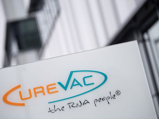 Das Logo von Curevac mit dem Slogan „the RNA people“ steht an der Unternehmenszentrale.