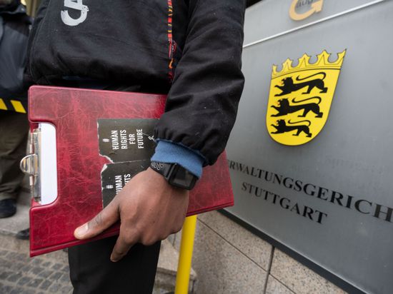 Ein Flüchtling aus Kamerun steht vor Beginn eines Prozesses vor dem Verwaltungsgericht Stuttgart.